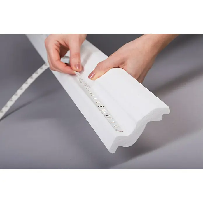 Zierprofil E 24 - 200 cm x 70 mm x 7 cm, XPS-Hartschaumplatten - Anbringen von LED-Streifen in einer weißen Zierleiste für indirekte Beleuchtung.