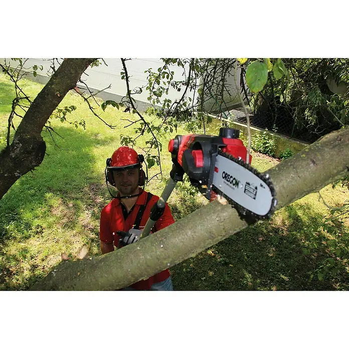 Einhell Power X-Change 18V Akku-Multifunktionswerkzeug GE-HC 18 Li T Kit - 18 V, Li-Ionen, 3 Ah, 1 Akku, Schnittlänge: 40 cm - Ein Mann benutzt eine Oregon Stangensäge, um einen Ast zu schneiden, wobei er Schutzkleidung trägt. Die Säge ist gut sichtbar und im Fokus.