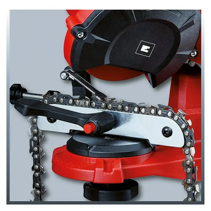 Einhell Power X-Change 18V Akku-Sägekettenschärfgerät GE-CS 18 Li-Solo - Mit LED-Beleuchtung, Schleifwinkeleinstellung, inklusive Schleifscheibe - Eine Nahaufnahme eines Kettenschärfgeräts, das eine Kettensäge zum Schärfen fixiert hält.