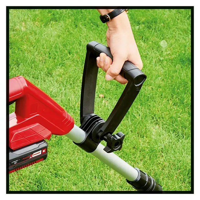 Einhell Power X-Change 18V Akku-Rasentrimmer GC-CT 18/24 Li-Solo - 18 V, Li-Ionen, Ohne Akku - Detailaufnahme eines Akku-Rasentrimmers mit verstellbarem Griff und rotem Akku im Gras.