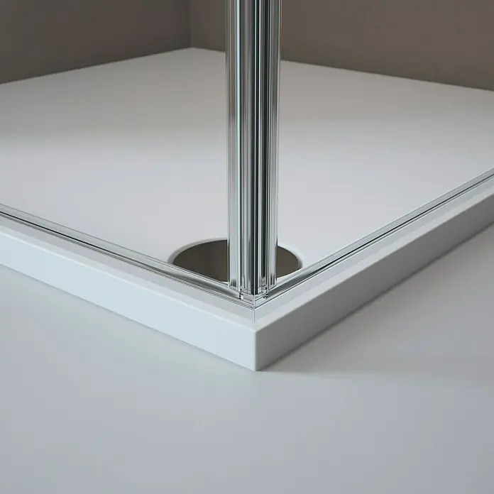 Corniche Eckdusche Light - L x B x H: 90 x 90 x 190 cm, Unbeschichtet, Silber - Nahaufnahme einer Duschkabine mit klaren Linien und einem modernen, minimalistischen Design in Weiß und Chrom.