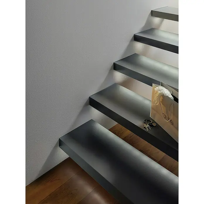 Paulmann Tira LED YourLED - 97,5 cm, Blanco cálido - Escalera moderna negra con peldaños de madera con una bolsa de compras y un juego de llaves. Diseño elegante para un hogar contemporáneo.