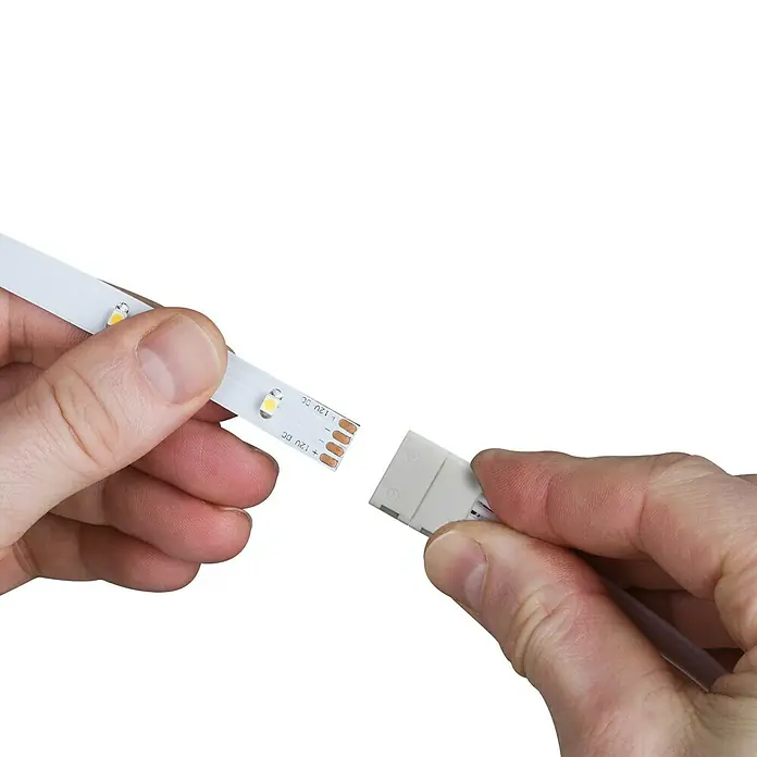 Paulmann Conector clip YourLED ECO - 50 cm - Conector de tira LED: Se está conectando una tira LED a un conector blanco, lo que facilita una solución de iluminación sin interrupciones.