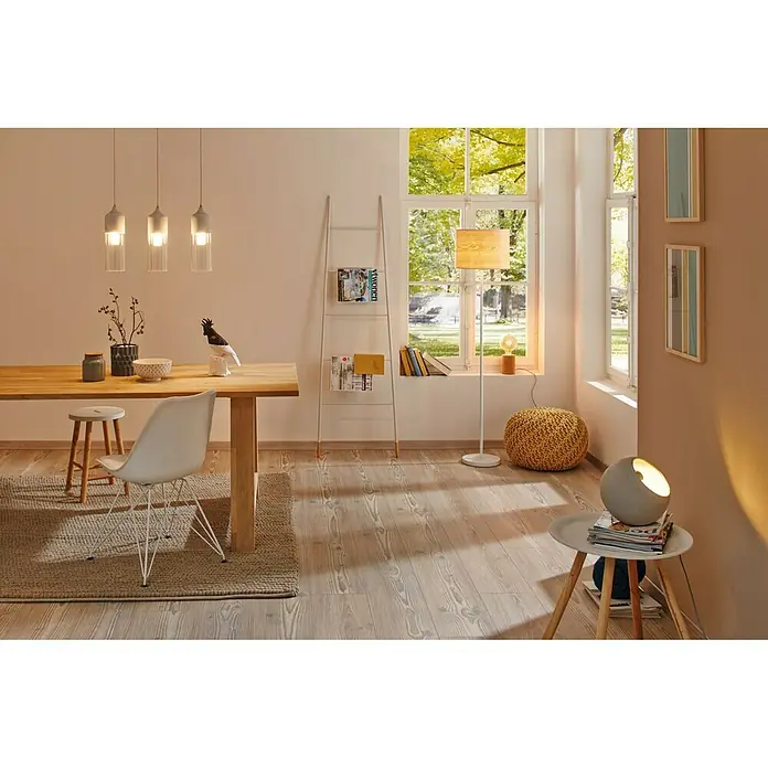 Paulmann Neordic Tischleuchte rund Ingram - 20 W, Ø x H: 230 mm x 21,5 cm, Grau, E27 - Gemütliches Interieur mit Pendelleuchten über dem Esstisch, einer Stehlampe am Fenster und einer stilvollen Tischlampe auf einem Beistelltisch.
