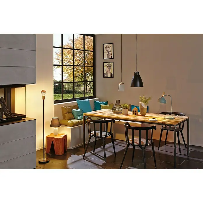 Paulmann Neordic Lámpara de sobremesa Juna - 20 W, Verde suave, Marrón claro, Cobre, E14 - Comedor acogedor con mesa de madera, sillas elegantes e iluminación decorativa. Un ambiente acogedor para reuniones sociales.