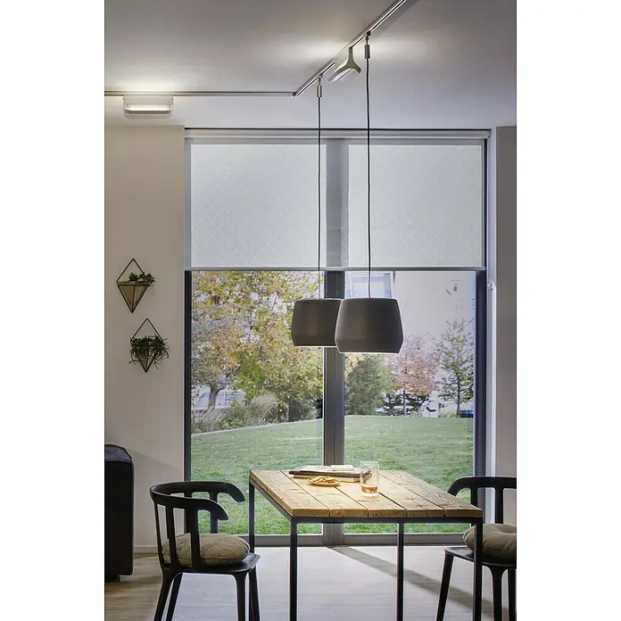 Paulmann URail 2Easy Lampenschirm Pirm - Durchmesser: 28 cm, Grau, Metall, Rund - Elegante Beleuchtungslösung: Zwei moderne Pendelleuchten hängen über einem Holztisch, der eine warme Atmosphäre in einem stilvollen Essbereich schafft.