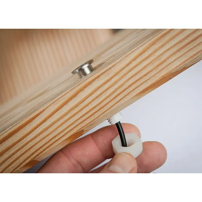 Paulmann Plug & Shine Set básico Micro Pen II - 0,22 W, Número de bombillas: 5 ud., Plata, 5 ud. - Primer plano de un producto de madera con un tornillo y un cable sostenido por una mano.