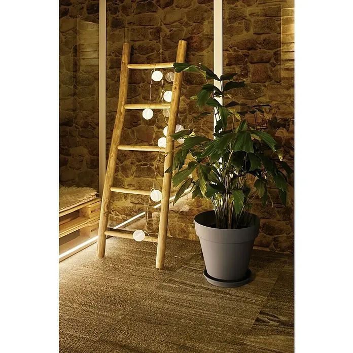 Paulmann Guirnalda luminosa LED Lampion - 3,6 m, Para exterior - Escalera decorativa de madera con luces y una planta de interior en maceta.