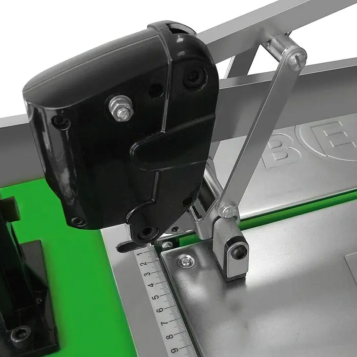 Berg Handfliesenschneider BTC 640 - Max. Schnittlänge: 640 mm, Max. Fliesenstärke: 20 mm - Detailaufnahme eines Fliesenschneiders mit schwarzem Schneidkopf und silberner Führungsschiene. Präzises Werkzeug für den Zuschnitt von Fliesen.