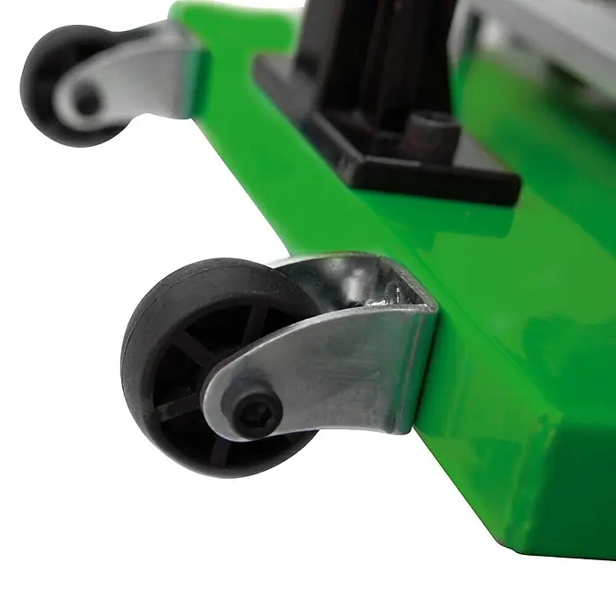 Berg Handfliesenschneider BTC 640 - Max. Schnittlänge: 640 mm, Max. Fliesenstärke: 20 mm - Detailaufnahme eines grünen Werkstatthockers mit Rollen, die Mobilität und einfache Handhabung in der Werkstatt gewährleisten.