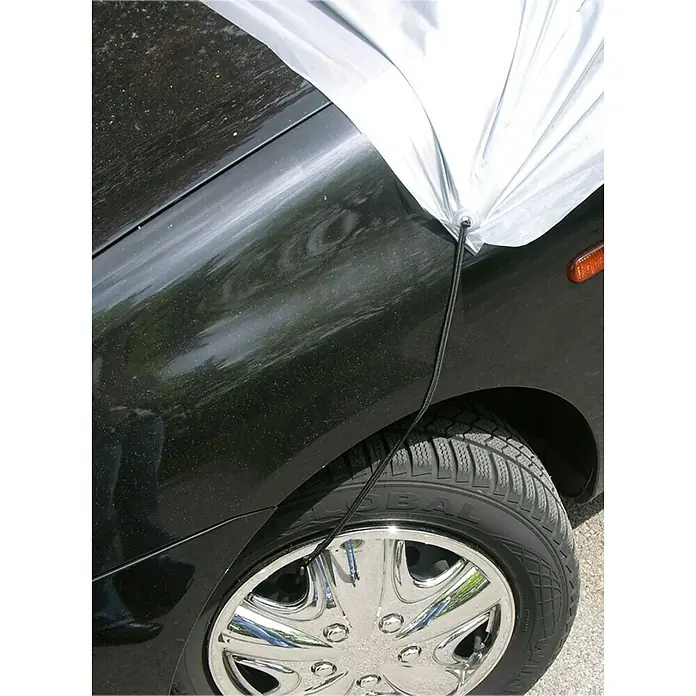APA Auto-Halbgarage - Größe: XL - Nahaufnahme einer schwarzen Motorhaube mit silberner Autoabdeckung, die mit einer Schnur am Reifen befestigt ist.