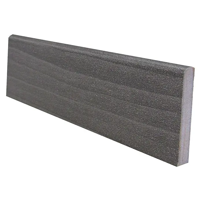 Bariperfil Cornisa Olmo Ceniza - 2,44 m x 7 mm x 4 cm, MDF - Vista detallada de un zócalo de madera gris, ideal para acabados de suelo elegantes y decoraciones de pared.