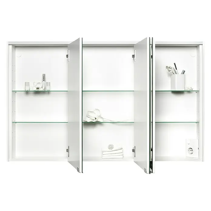 Sieper LED-Spiegelschrank KHX 120 - B x H: 120 x 74 cm, Holz, Holzdekor Weiß/Weiß - Das Bild zeigt einen weißen Spiegelschrank mit drei Fächern und Glasböden, der Badutensilien und Dekorationen enthält. Der Schrank ist teilweise geöffnet.