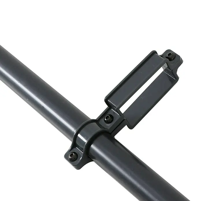 Regenfallrohr-Set 3x3 - 2 Stk., Passend für: Sunfun Anstellpavillon Zypern - Nahaufnahme einer grauen Rohrverbindung mit Schrauben und einer Halterung, ideal für Sanitär- oder Bauprojekte.