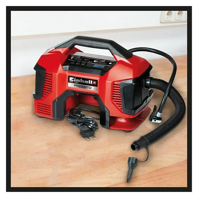Einhell PXC 18V Hybrid-Kompressor Pressito - Max. Druck: 11 bar, 18 V, Ohne Akku - Roter Einhell PRESSITO Akku-Kompressor mit digitaler Anzeige, Schlauch und Zubehör auf einem Holztisch.