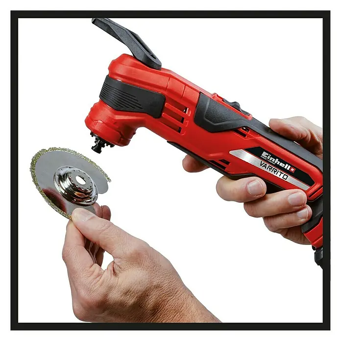 Einhell PXC 18V Multiherramienta de batería Varrito - 18 V, Sin batería - La imagen muestra una multiherramienta Einhell VARRITO con un disco de corte adjunto, sostenida por una mano.