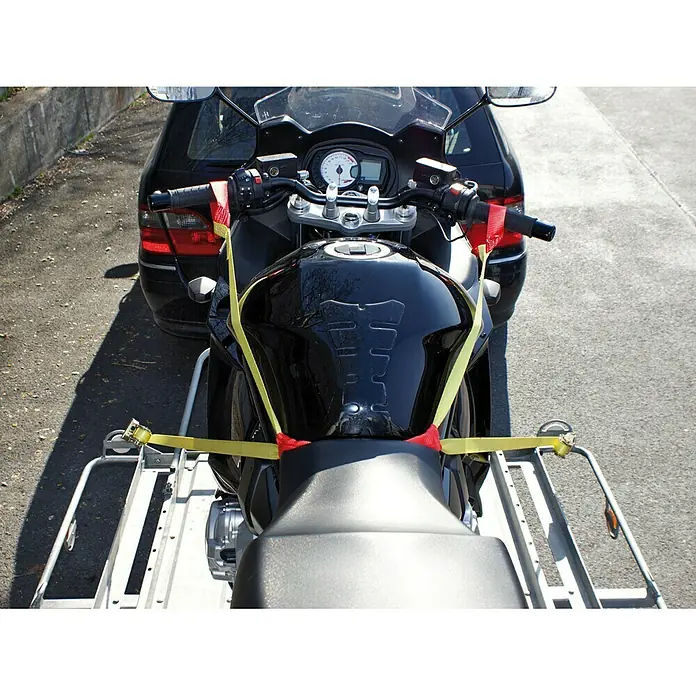 LAS Spanngurtsystem - Geeignet für: Motorräder, 6 -tlg. - Motorrad sicher auf Anhänger befestigt mit Spanngurten. Das schwarze Motorrad ist mit gelben Gurten fixiert.