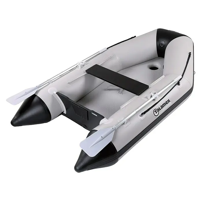 Talamex Schlauchboot Luftboden Aqualine QLA250 - L x B: 250 x 152 cm, Tragkraft: 400 kg, Geeignet für: 2+1 Personen - Abbildung eines grauen Talamex Aqualine Schlauchbootes mit schwarzen Details und Paddeln. Ideal für Wassersport und Freizeitaktivitäten.