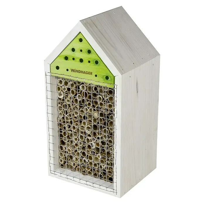Windhager Insektenhotel - 14 x 12 x 27 cm, Natur/Grün - Nahaufnahme eines Insektenhotels aus hellem Holz mit einem grünen Giebel mit Löchern und einem Gitter vor Bambusröhrchen.