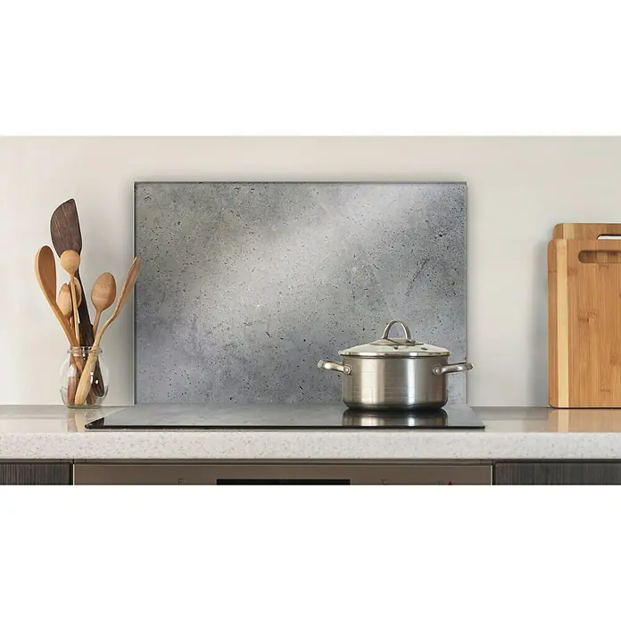 CUCINE Küchenrückwand - Dark Concrete, 60 x 40 cm, Stärke: 6 mm, Einscheibensicherheitsglas (ESG) - Küchenszene mit Kochtopf auf dem Herd, Kochutensilien und Schneidebrettern, die eine gemütliche und funktionale Atmosphäre schaffen.