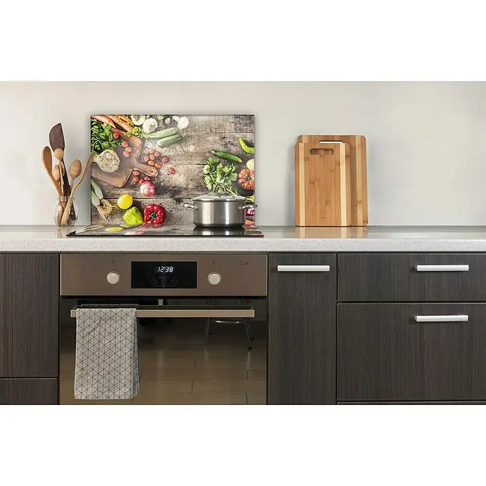 CUCINE Küchenrückwand - Garden Vegetables, 60 x 40 cm, Stärke: 6 mm, Einscheibensicherheitsglas (ESG) - Küchenspiegel mit Gemüse-Motiv, Holzutensilien, Schneidebretter und Herd mit Topf, eine schöne Ergänzung für Ihre Küche.
