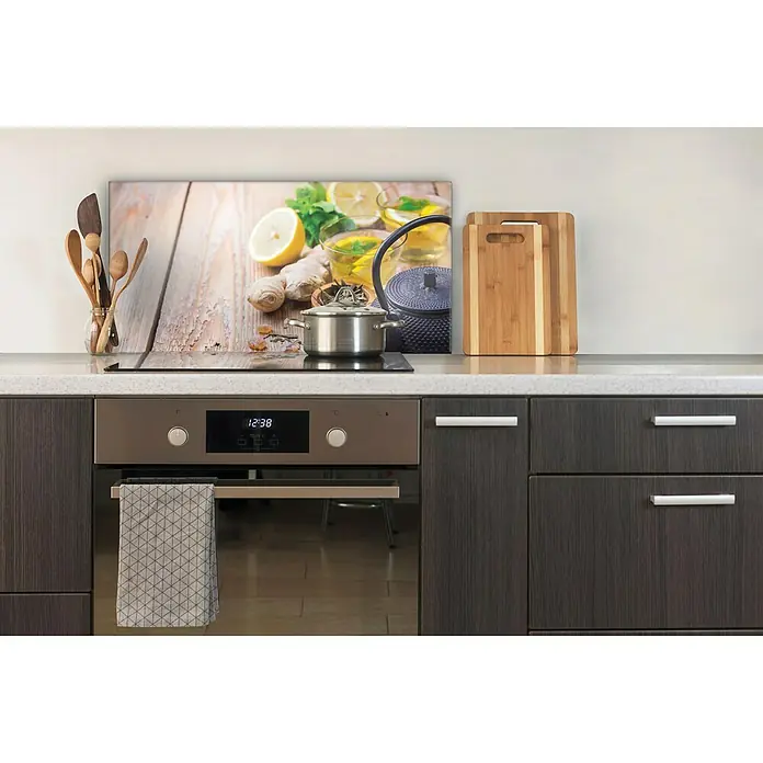 CUCINE Küchenrückwand - Ginger Tea, 80 x 40 cm, Stärke: 6 mm, Einscheibensicherheitsglas (ESG) - Küchenrückwand mit einem Bild von Zitrone, Ingwer und Tee auf einem Holztisch. Dekorative und funktionale Ergänzung für jede Küche.