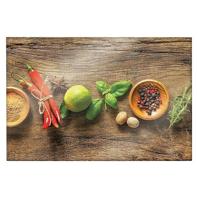 CUCINE Küchenrückwand - Wooden Spice, 60 x 40 cm, Stärke: 6 mm, Einscheibensicherheitsglas (ESG) - Ein rustikales Stillleben mit Gewürzen, Kräutern und Chilis auf einer Holzoberfläche, ideal für kulinarische Themen.
