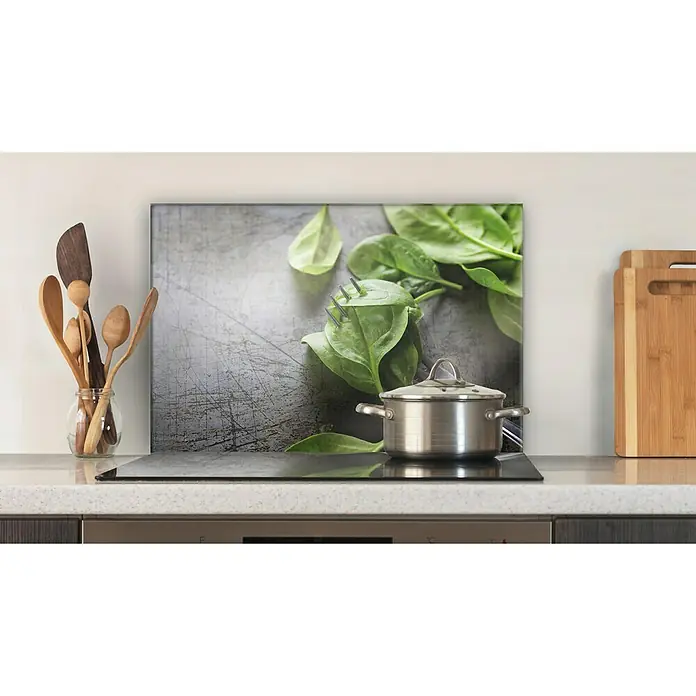 CUCINE Küchenrückwand - Basil on Fork, 60 x 40 cm, Stärke: 6 mm, Einscheibensicherheitsglas (ESG) - Küchenrückwand aus Glas mit einem stilvollen Spinat-Motiv und einem Topf, der eine moderne und funktionale Küchengestaltung ergänzt.