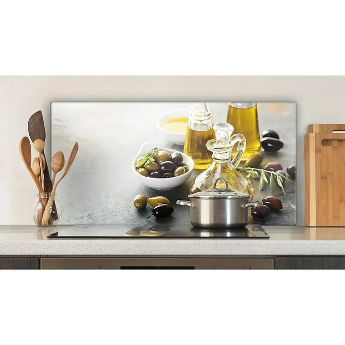 CUCINE Küchenrückwand - Fine Olive, 80 x 40 cm, Stärke: 6 mm, Einscheibensicherheitsglas (ESG) - Eine Küchenrückwand mit Oliven und Ölflaschen als Motiv, die eine stilvolle und praktische Ergänzung für jede Küche darstellt.
