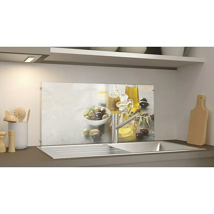 CUCINE Küchenrückwand - Fine Olive, 80 x 40 cm, Stärke: 6 mm, Einscheibensicherheitsglas (ESG) - Küchenrückwand mit einem Olivenmotiv. Die Rückwand zeigt Oliven, Olivenöl und einen Wasserhahn über einer Spüle in einer Küche.
