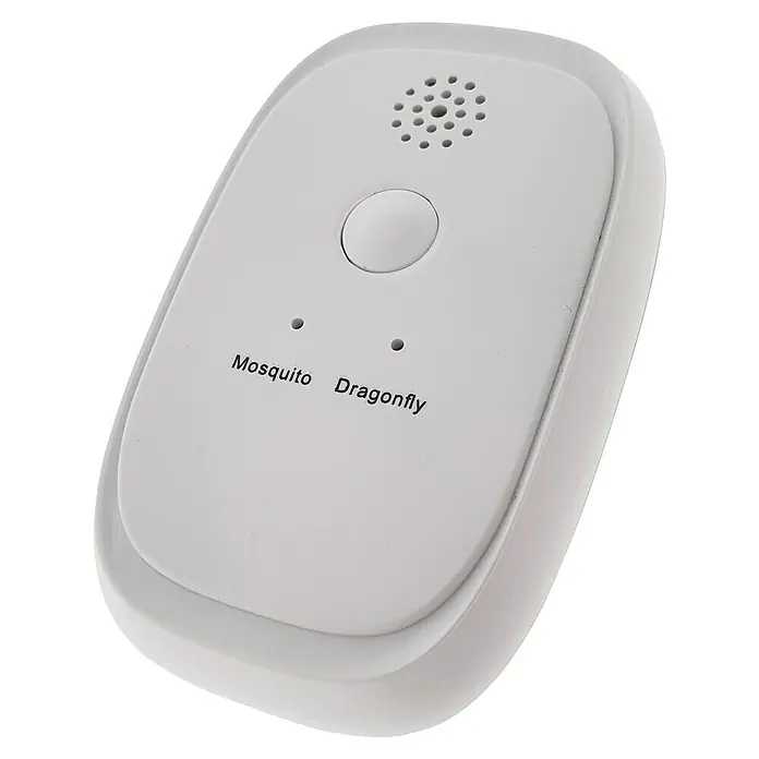 Eurobric 2000 Antimosquitos para exterior 3 en 1 - Rendimiento térmico: 30 m², Sin pilas - Repelente blanco de mosquitos y libélulas con altavoz y botón. El dispositivo tiene un diseño compacto y fácil de usar.