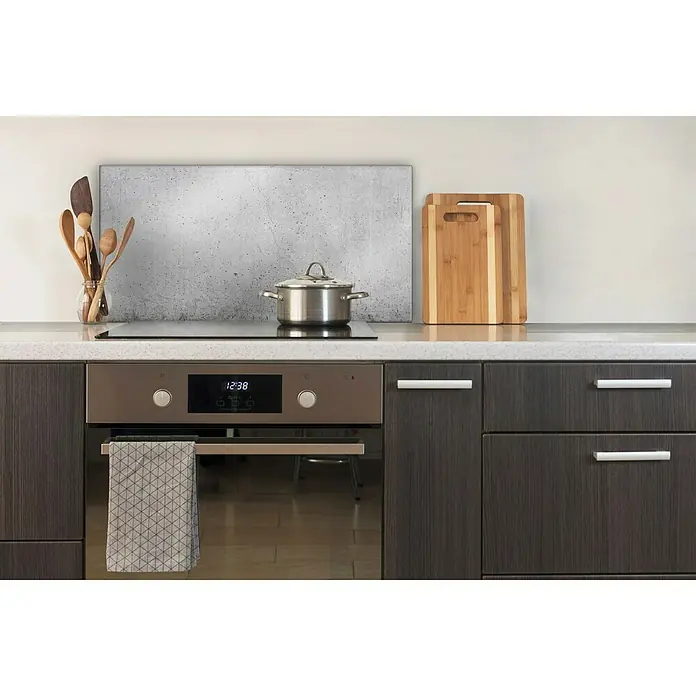 CUCINE Küchenrückwand - Cracked Concrete, 80 x 40 cm, Stärke: 6 mm, Einscheibensicherheitsglas (ESG) - Einbauofen mit Handtuchhalter in einer modernen Küche, darüber Kochfeld mit Topf und Kochutensilien.