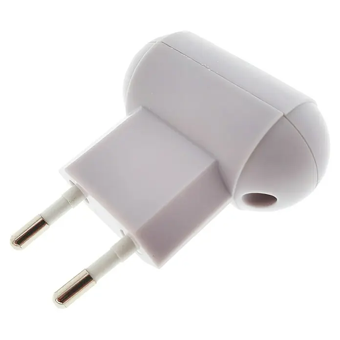 Eurobric 2000 Antimosquitos para exterior ultrasónico - 30 m², Blanco - La imagen muestra un adaptador Europlug blanco con dos clavijas redondas y un agujero para la toma de tierra, aislado sobre un fondo negro.