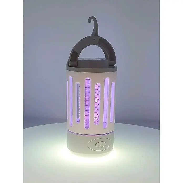 Eurobric 2000 Farolillo antimosquitos con linterna - 800 V - Un matamoscas portátil con forma de linterna con luz UV está sobre una mesa. Ideal para uso en exteriores para mantener alejados los mosquitos.