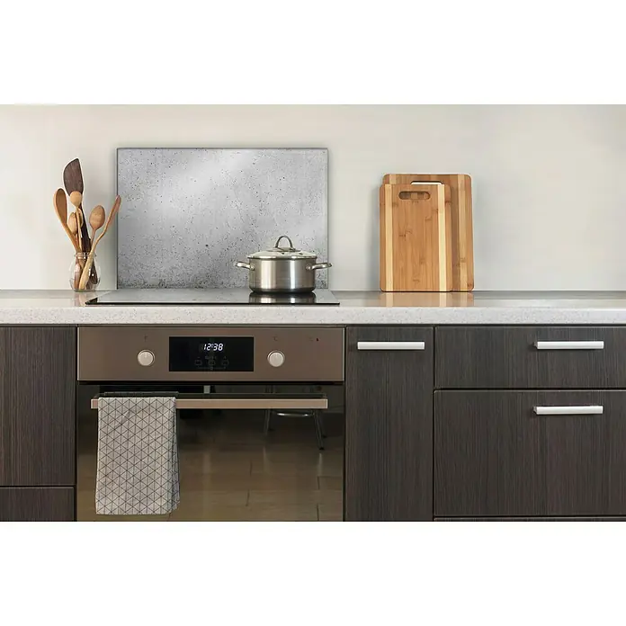 CUCINE Küchenrückwand - Cracked Concrete, 60 x 40 cm, Stärke: 6 mm, Einscheibensicherheitsglas (ESG) - Küchenstillleben mit Herd, Kochtopf und Küchenutensilien, das moderne Küchendesign und Funktionalität vereint.