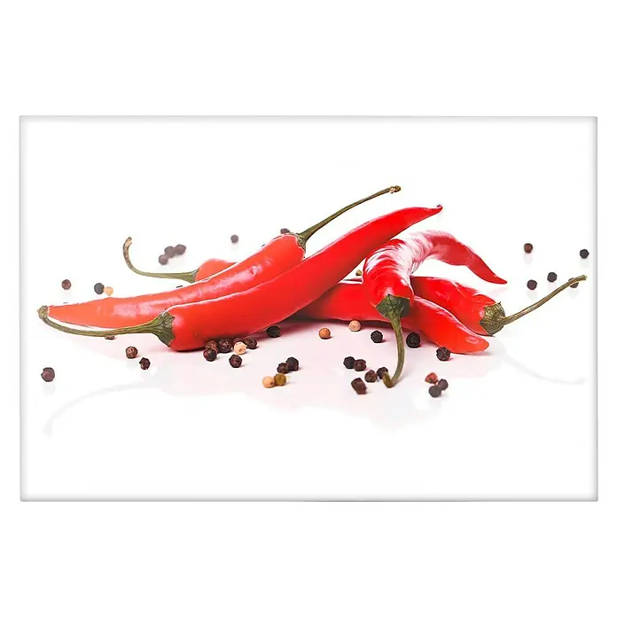 CUCINE KüchenrückwandFiery Chili & Pepper, 60 x 40 cm, Stärke: 6 mm, Einscheibensicherheitsglas (ESG) - Scharfe rote Chilischoten mit schwarzen Pfefferkörnern auf weißem Hintergrund, ideal für würzige Gerichte.