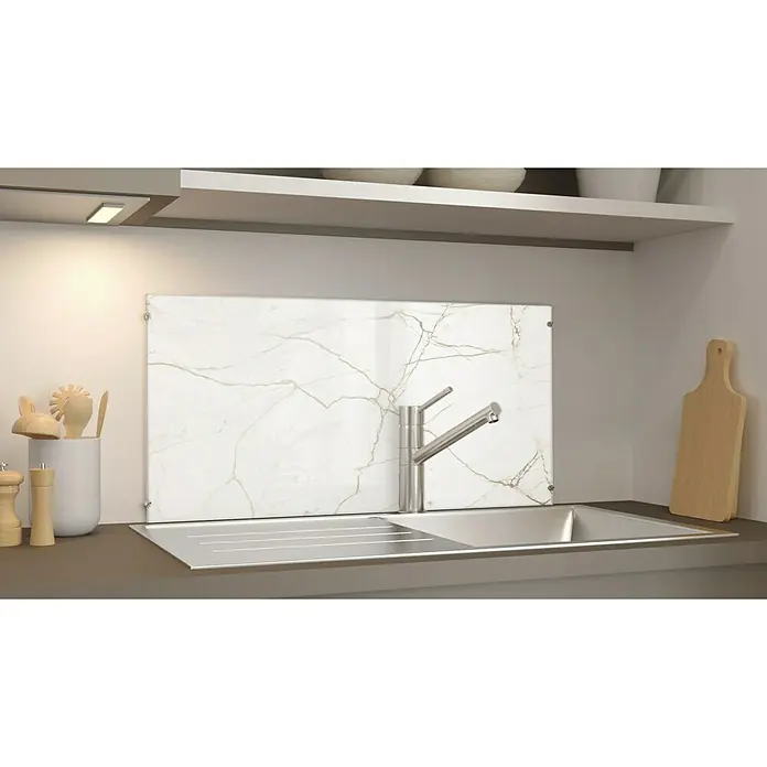 CUCINE Küchenrückwand - White Marble, 80 x 40 cm, Stärke: 6 mm, Einscheibensicherheitsglas (ESG) - Edelstahlspüle mit Marmor-Spritzschutz im modernen Küchendesign, ergänzt durch stilvolle Küchenutensilien und einem Holzbrett.