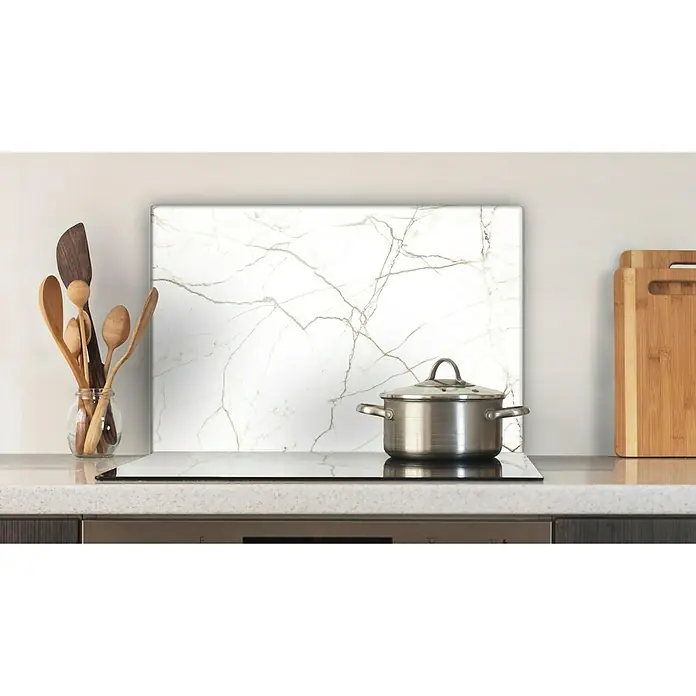 CUCINE Küchenrückwand - White Marble, 60 x 40 cm, Stärke: 6 mm, Einscheibensicherheitsglas (ESG) - Kochtopf auf einem modernen Kochfeld in einer stilvollen Küche, umgeben von Kochutensilien und Schneidebrettern.