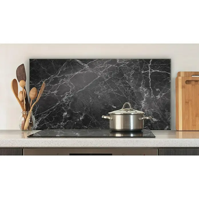 CUCINE Küchenrückwand - Black Marble, 80 x 40 cm, Stärke: 6 mm, Einscheibensicherheitsglas (ESG) - Schwarze Marmor-Küchenrückwand mit Topf auf einem Kochfeld. Stilvolles Küchenzubehör für modernes Küchendesign.
