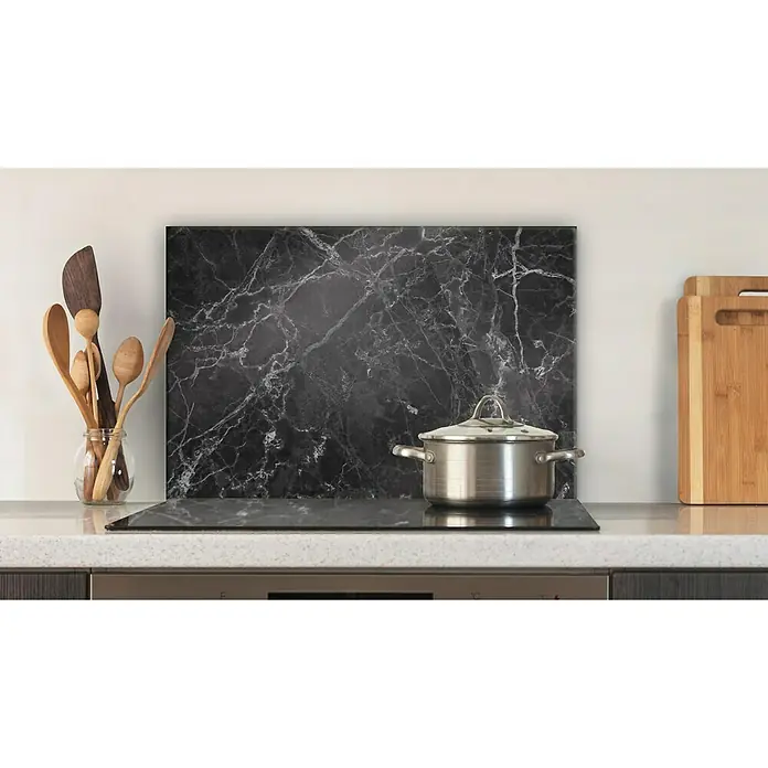 CUCINE Küchenrückwand - Black Marble, 60 x 40 cm, Stärke: 6 mm, Einscheibensicherheitsglas (ESG) - Küchenstillleben mit Kochtopf auf Herdplatte und Küchenutensilien vor Marmor-Spritzschutz, elegante Küchenausstattung.
