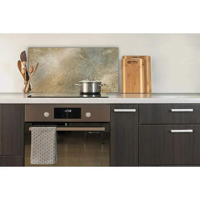 CUCINE Küchenrückwand - Golden Marble, 80 x 40 cm, Stärke: 6 mm, Einscheibensicherheitsglas (ESG) - Produktaufnahme einer modernen Küche mit einem eingebauten Ofen mit Handtuch und Kochutensilien.
