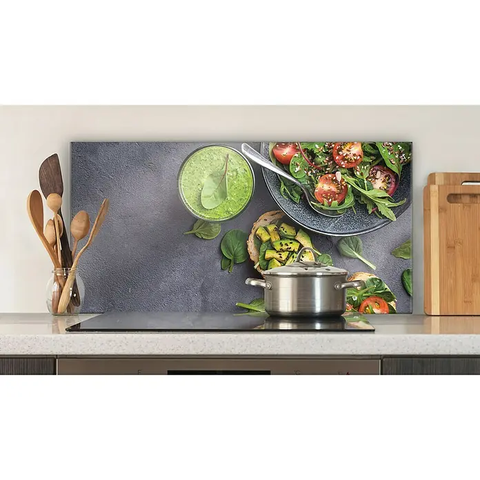 CUCINE Küchenrückwand - Fresh Avocado, 80 x 40 cm, Stärke: 6 mm, Einscheibensicherheitsglas (ESG) - Küchenrückwand mit einem frischen Salat, einem grünen Smoothie und einem Kochtopf auf einem Herd.