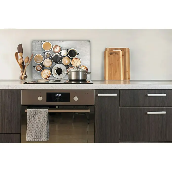 CUCINE Küchenrückwand - Coffee Love, 60 x 40 cm, Stärke: 6 mm, Einscheibensicherheitsglas (ESG) - Küchenansicht mit Kochfeldabdeckung mit Kaffeetassenmotiv und Topf, zwei Schneidebrettern und Küchenutensilien, die eine gemütliche Atmosphäre schafft.