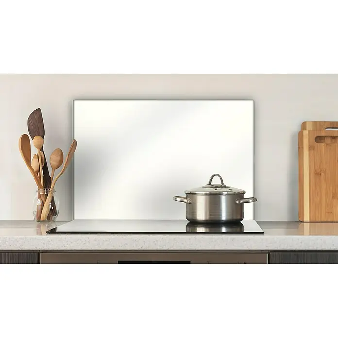 CUCINE Küchenrückwand - Weiß, 60 x 40 cm, Stärke: 6 mm, Einscheibensicherheitsglas (ESG) - Küchenstillleben mit Kochtopf auf Induktionskochfeld, hölzernen Kochutensilien und Schneidebrettern. Dekorative Küchenrückwand.