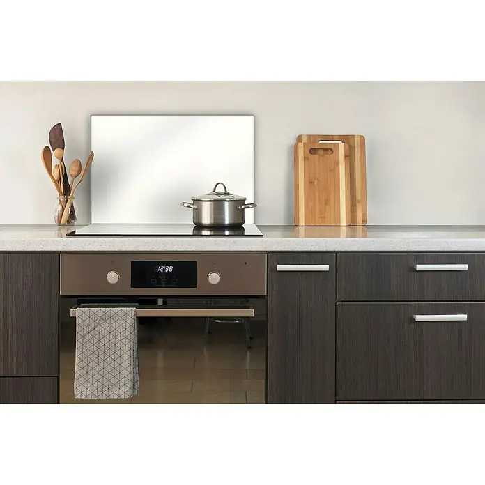 CUCINE Küchenrückwand - Weiß, 60 x 40 cm, Stärke: 6 mm, Einscheibensicherheitsglas (ESG) - Küchenstillleben mit Fokus auf Herd und Kochutensilien, die eine einladende Atmosphäre schaffen.