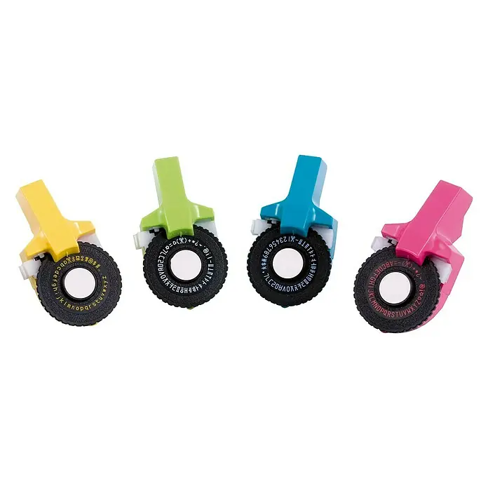 Artemio Aparato de rotulación Click Click Mod - Altura: 11 cm, Multicolor - Cuatro etiquetadoras de estampación en relieve de colores amarillo, verde, azul y rosa, perfectas para crear etiquetas personalizadas.