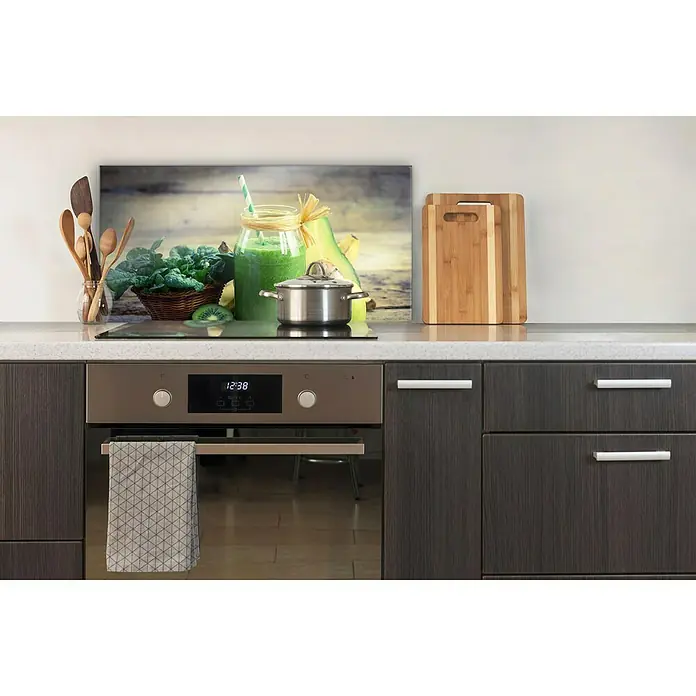 CUCINE Küchenrückwand - Green Smoothie, 80 x 40 cm, Stärke: 6 mm, Einscheibensicherheitsglas (ESG) - Küchenrückwand mit einem Bild eines grünen Smoothies, Gemüses und Küchenutensilien auf einer modernen Küchenzeile.