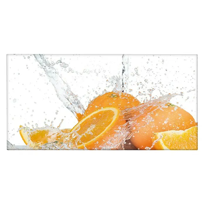 CUCINE Küchenrückwand - Orange Splash, 80 x 40 cm, Stärke: 6 mm, Einscheibensicherheitsglas (ESG) - Eine Nahaufnahme von Orangen, die von Wasser umspült werden, wodurch die Frische und Saftigkeit der Zitrusfrüchte betont wird.