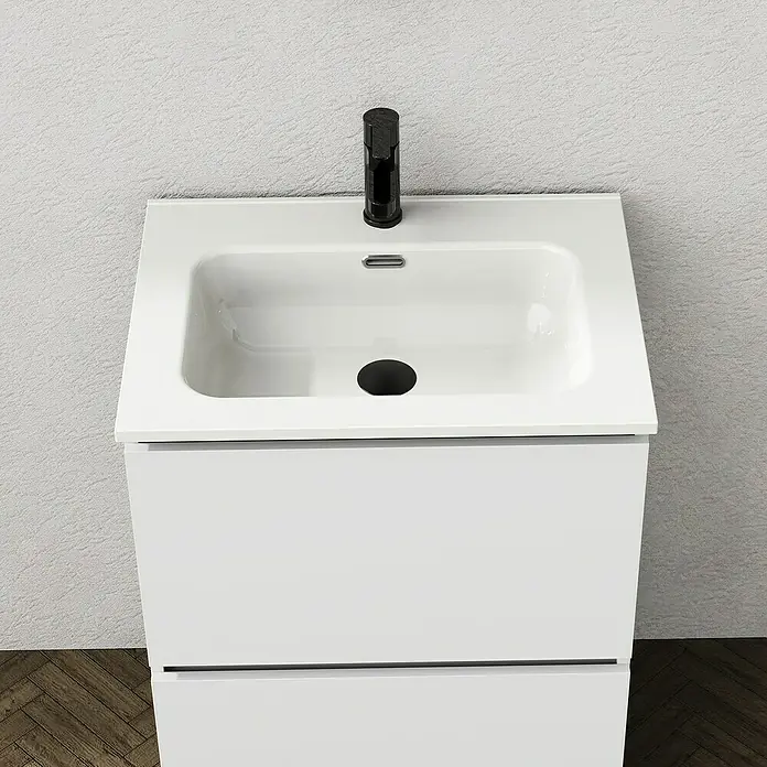 Artysan Conjunto de mueble de baño Ariel - Ancho: 70 cm, Blanco, 3 pzs. - Primer plano de un moderno lavabo de baño blanco combinado con un elegante grifo negro.