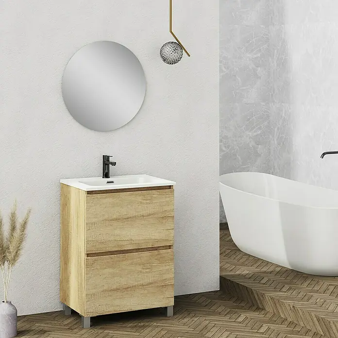 Artysan Conjunto de mueble de baño Ariel - Ancho: 60 cm, Nature, 3 pzs. - Un moderno mueble de baño con aspecto de madera con una lámpara de espejo redonda y grifo minimalista frente a una bañera.